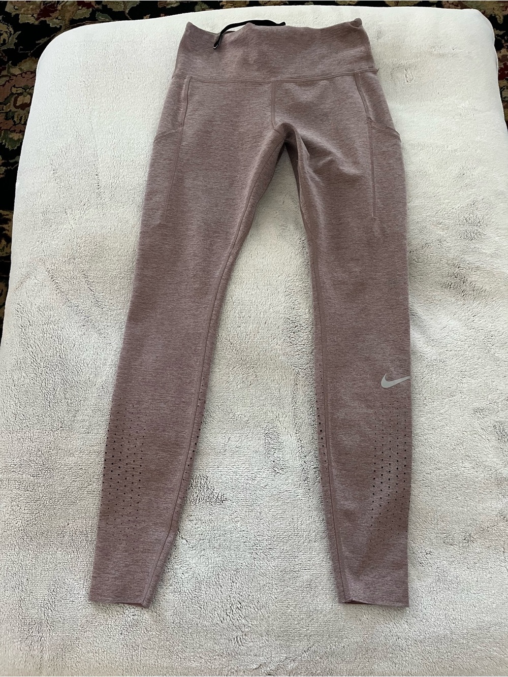 Nike women’s Rose-Mauve Performance Leggings